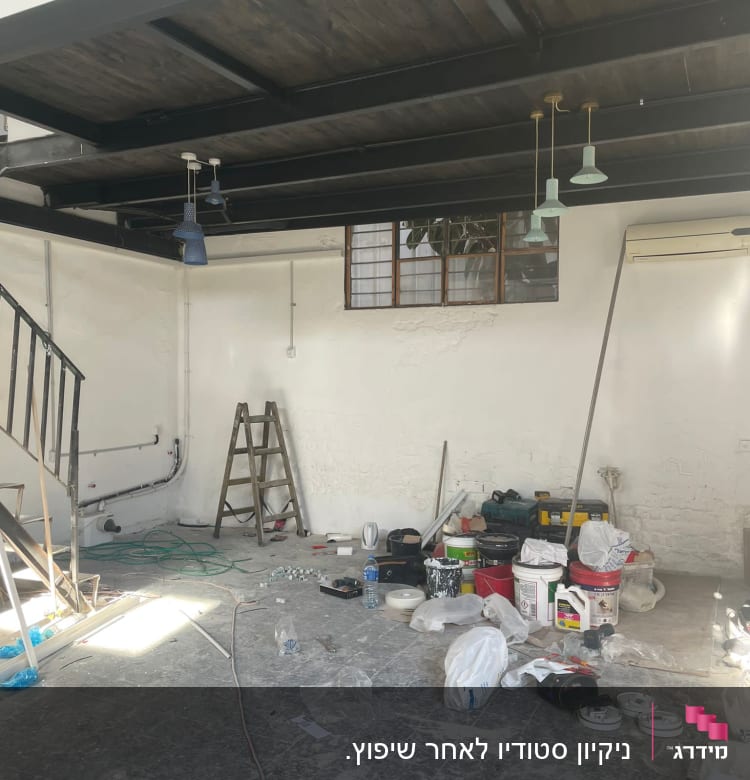 חדר עם כלים וחומרים לניקוי ושיפוץ על הרצפה